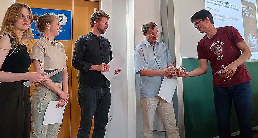 Überreichung Teaching Award an das Siegerteam in der SPL 28. Foto: Heidi Weinhäupl